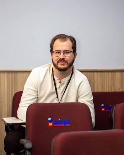 Dr. Ricardo Senko, especialista em implantodontia, em ambiente acadêmico