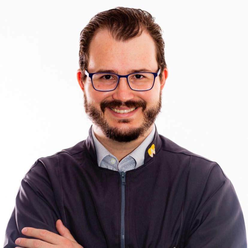 Dr. Ricardo Senko, cirurgião-dentista especialista em implantodontia